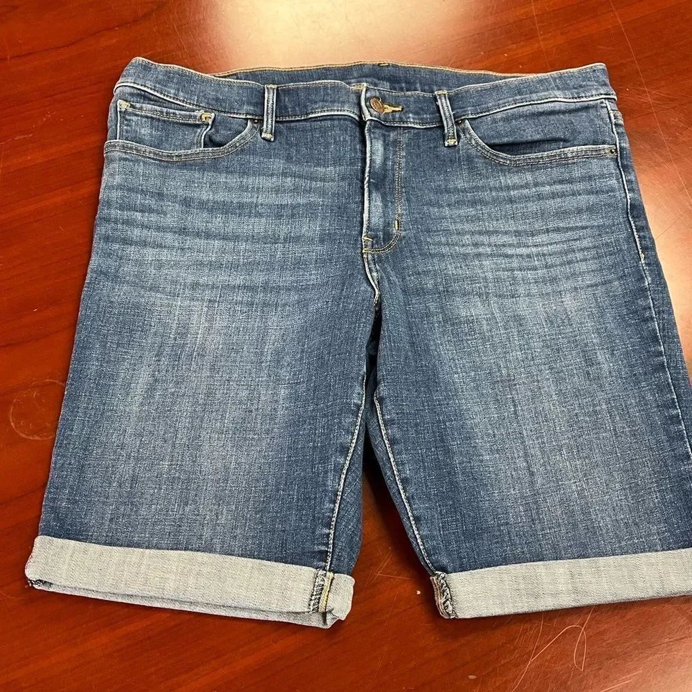 Levi’s Denim Rolled Cuff Bermuda Length Shorts sz 33 EUC